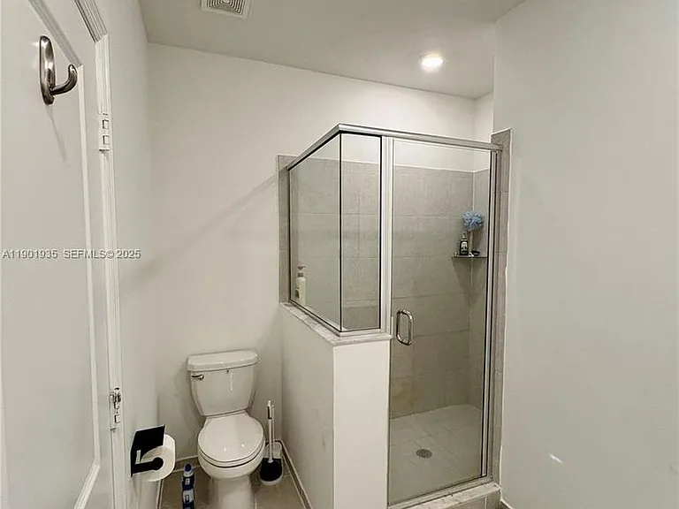 1020 SE 26th Ter — Photo 13