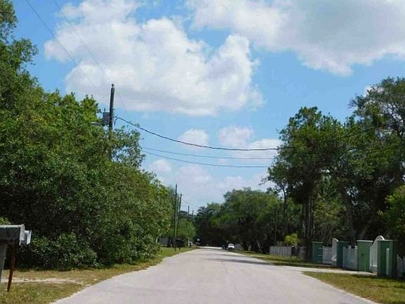Exterior Neighborhood (street photo)