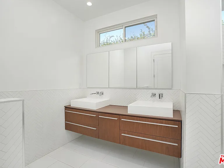 564 N Arden Blvd — Photo 29