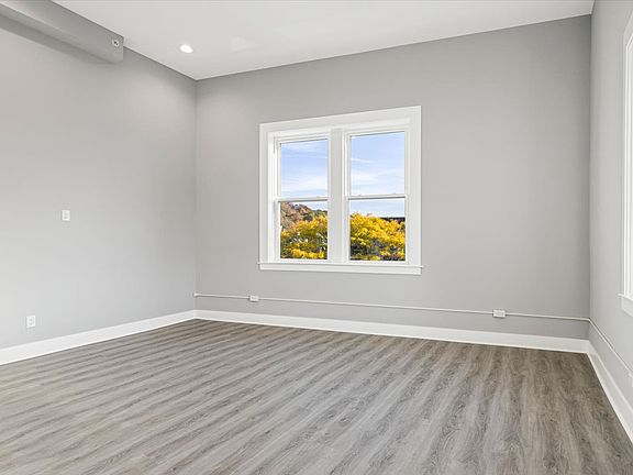 5th image of 47 Beekman Ave #31