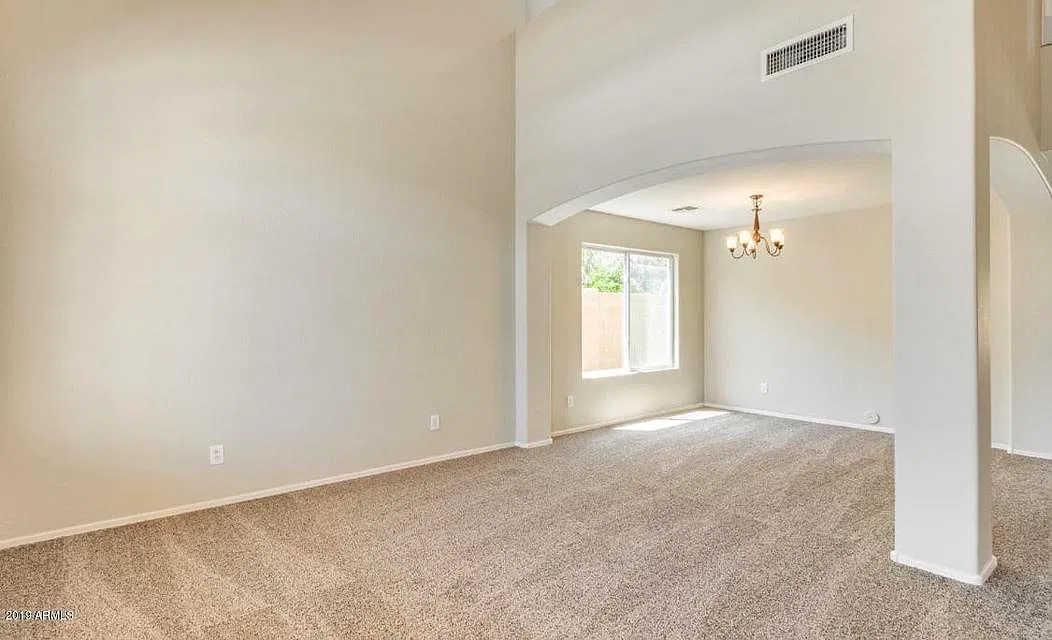 Beautiful 5-Bedroom Home in a Prime Location — Photo 4