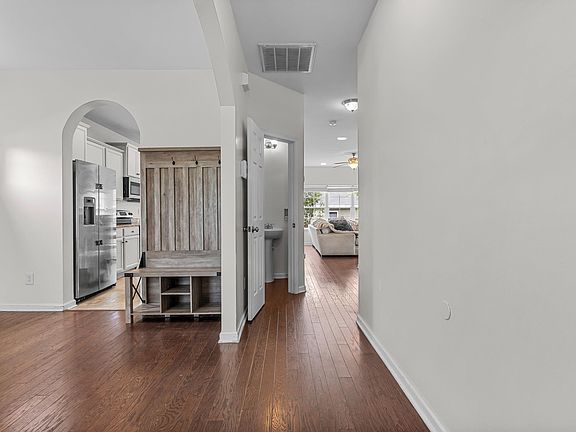 4th image of 403 Whispering Oak Cir