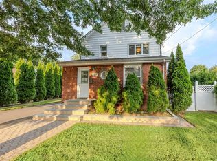 23 Hallock St, Farmingdale, NY 11735
