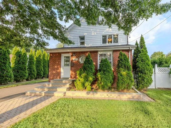 23 Hallock Street, Farmingdale, NY 11735