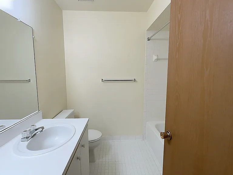 Lakeside Village Apartments — Photo 131