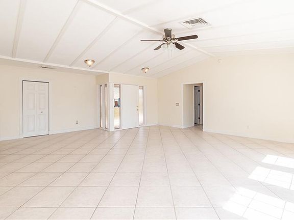 4th image of 810 Apple Ct