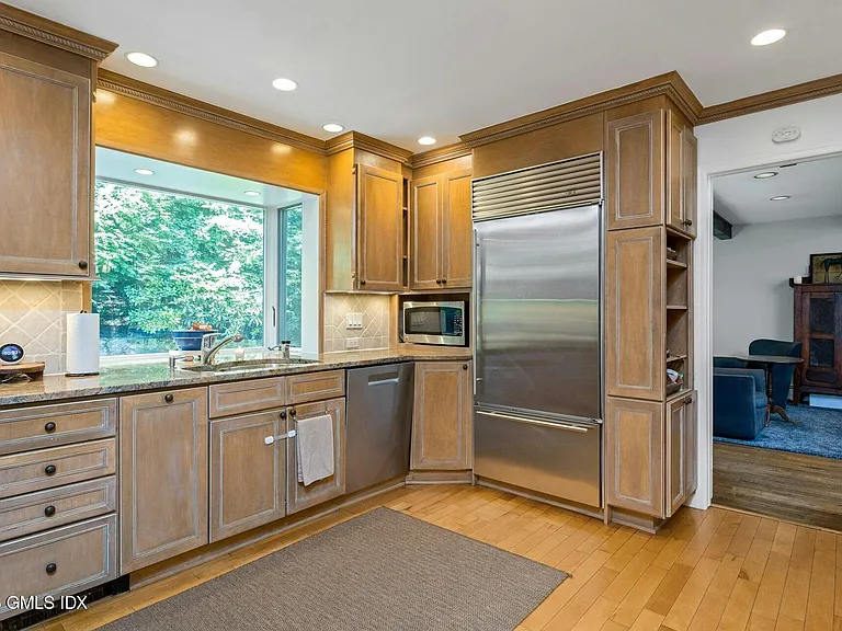 18 Cornelia Dr — Photo 7