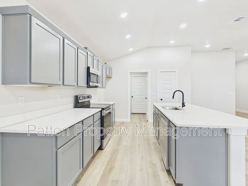3 bed, 2.0 bath, 1591 sqft, $2,300 — Photo 3