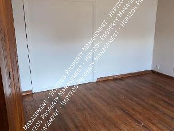 5th image of 905 W Grand Ave