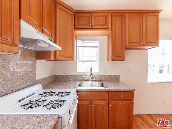 3rd image of 1137 1/2 N Berendo St