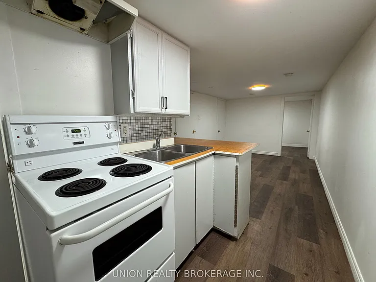 2137 Gerrard St E #LOWER — Photo 3