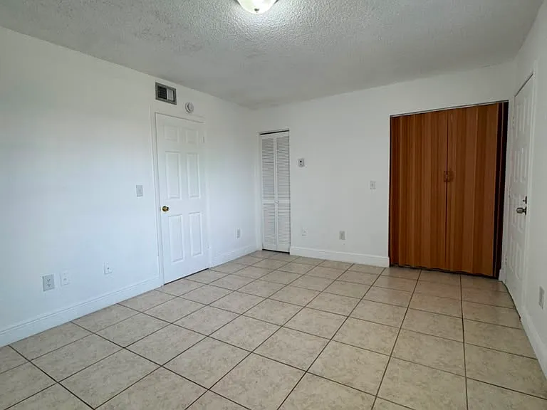 1130 W 37th St #1 — Photo 13