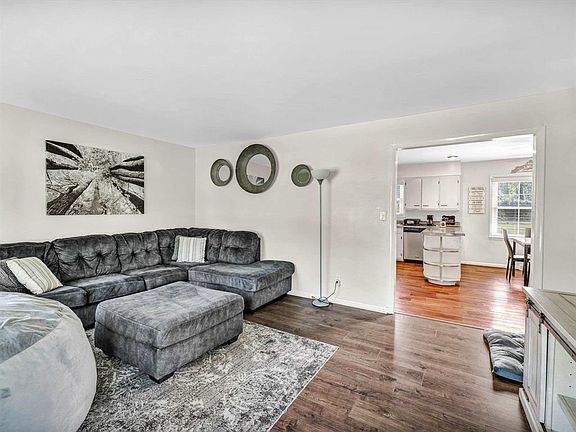 3rd image of 790 Plainview Dr