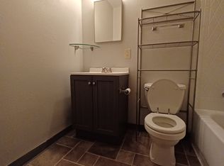 909 28th St SE APT 1, Cedar Rapids, IA 52403