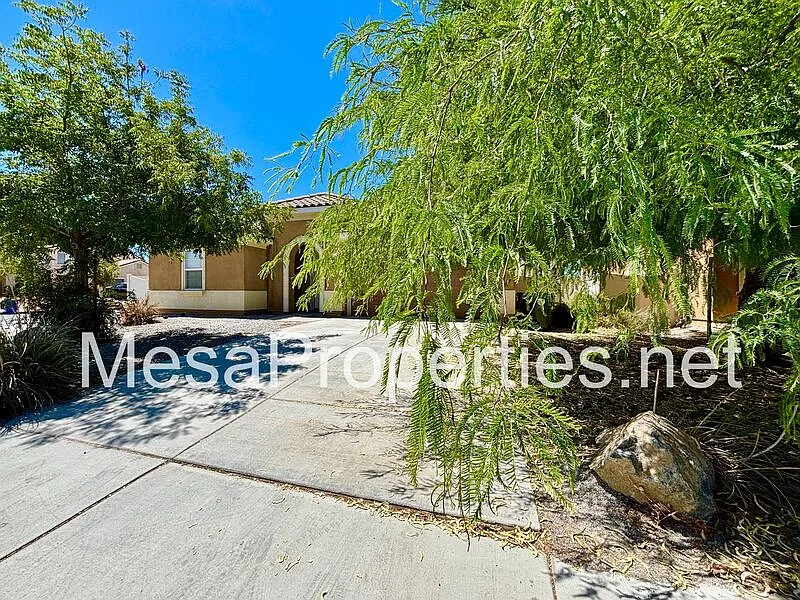 3 bed, 2.5 bath, 2450 sqft, $2,400 — Photo 2