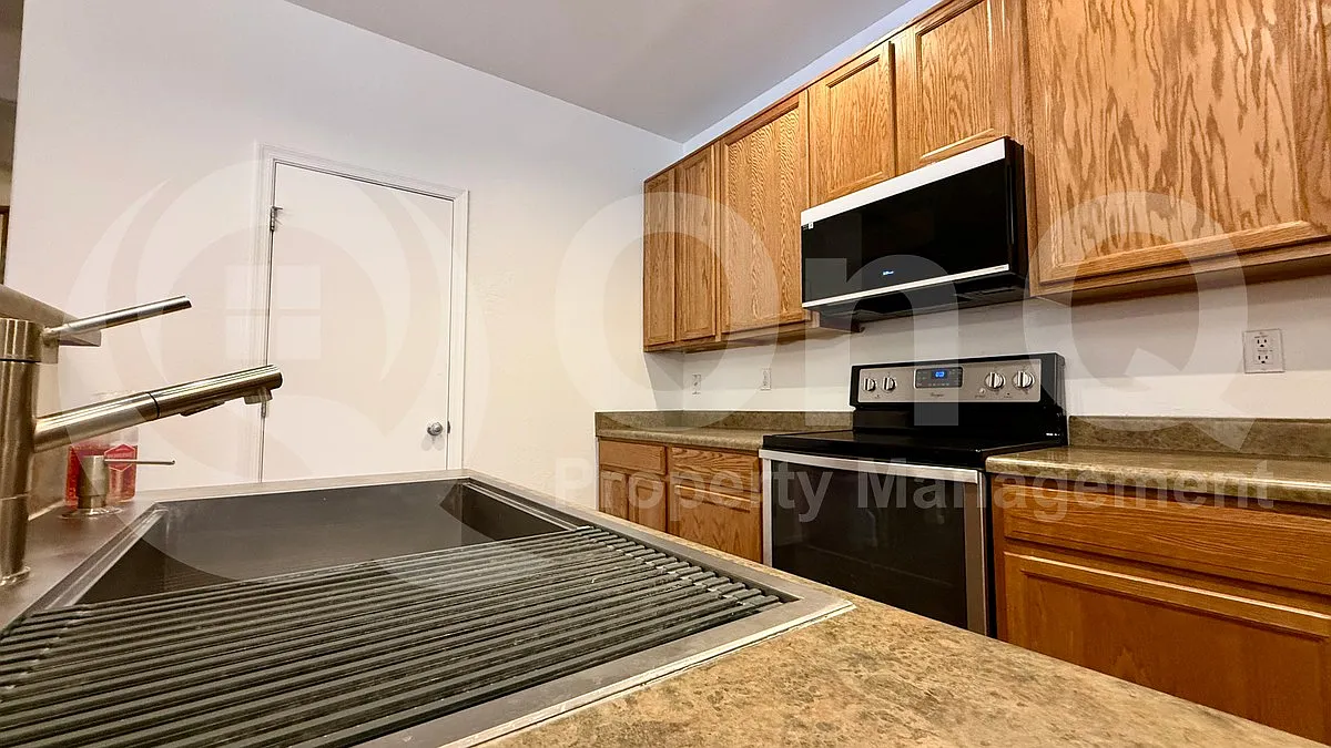 4 bed, 2.5 bath, 1892 sqft, $2,399 — Photo 4
