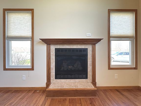 5th image of 366 Centerpoint Dr S