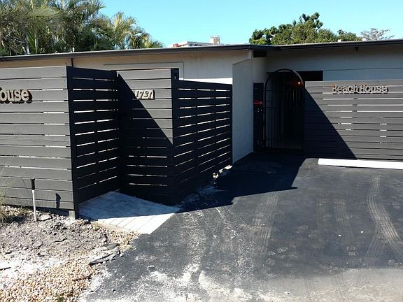 Duplex "Lake House" and "Beach House" unit names