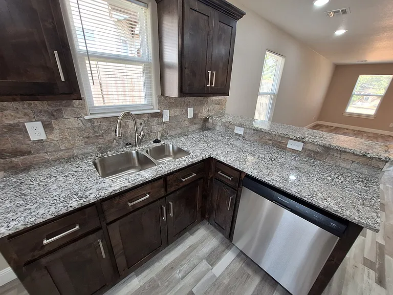 2111 S Connor Ave — Photo 4