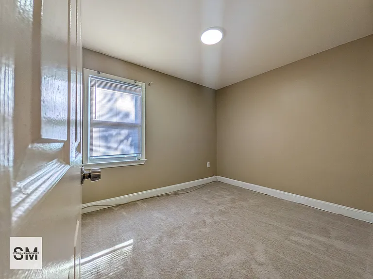 127 N Huron Dr — Photo 18
