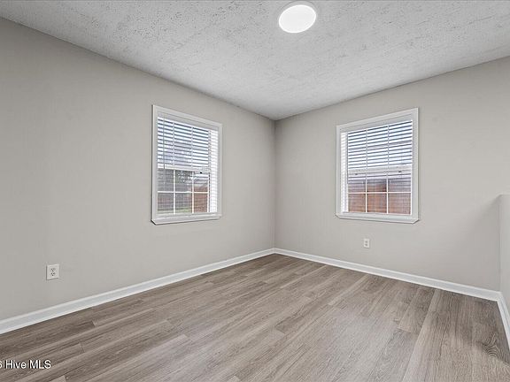 4th image of 1826 Howard Avenue