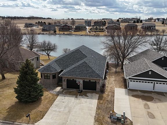 3rd image of 32 Hill Dr