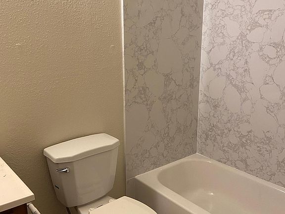 3rd image of 556 N Lincoln Ave APT 11