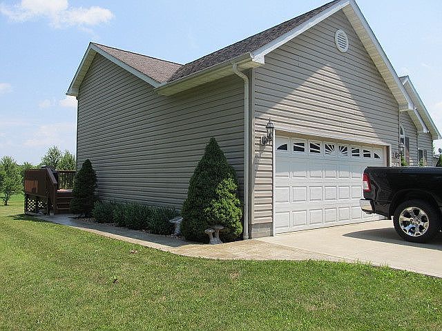2nd image of 10048 Stamm Rd