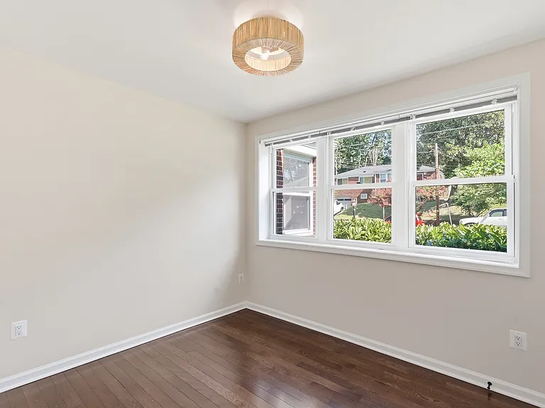 1921 Ruatan St — Photo 11