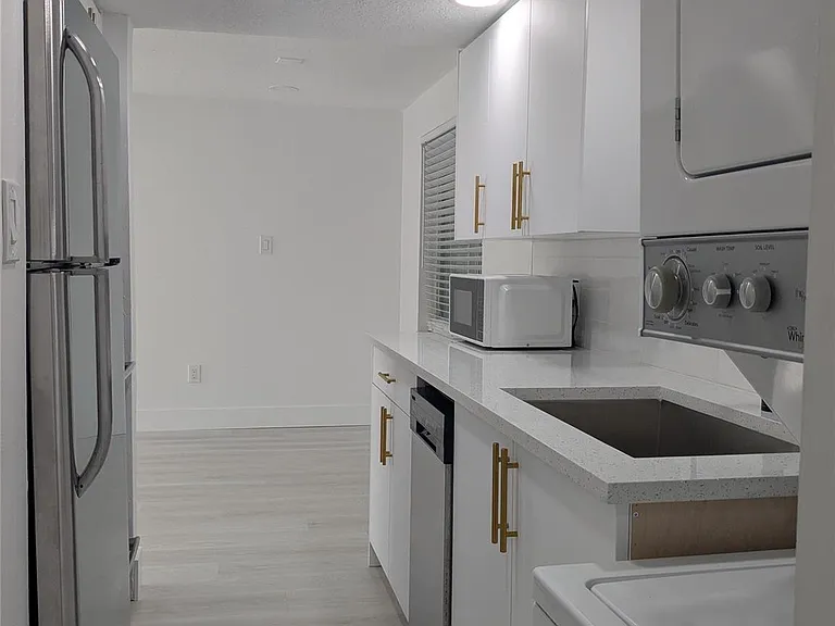 21 SE 11th Ave #1 — Photo 7