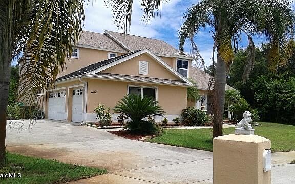 2nd image of 884 Woodbine Dr