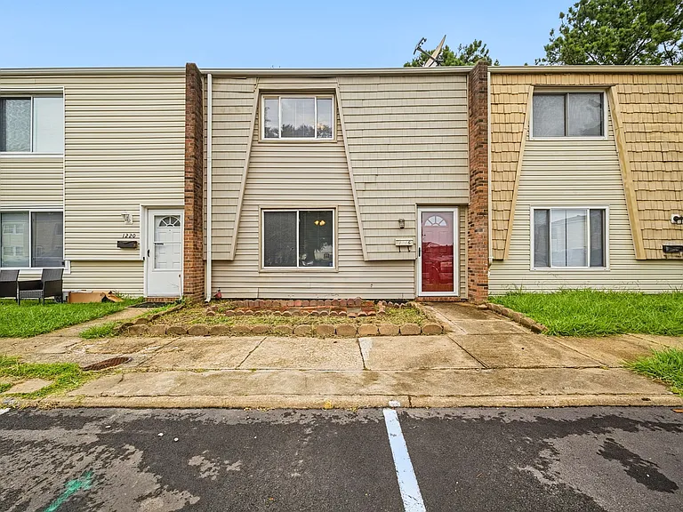 1216 Green Cedar Ln — Photo 1