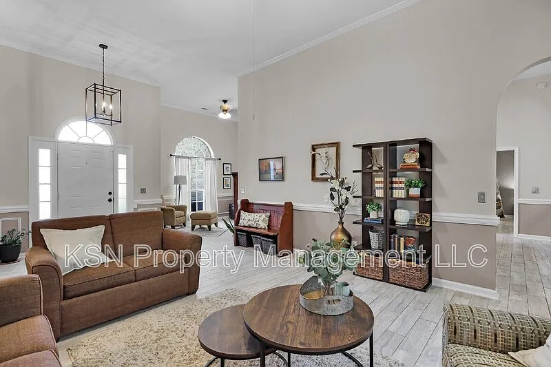 4 bed, 3.0 bath, 2436 sqft, $2,600 — Photo 4
