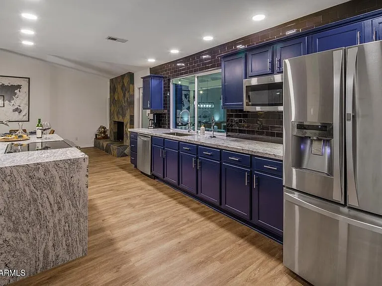 4526 E Paradise Ln — Photo 8