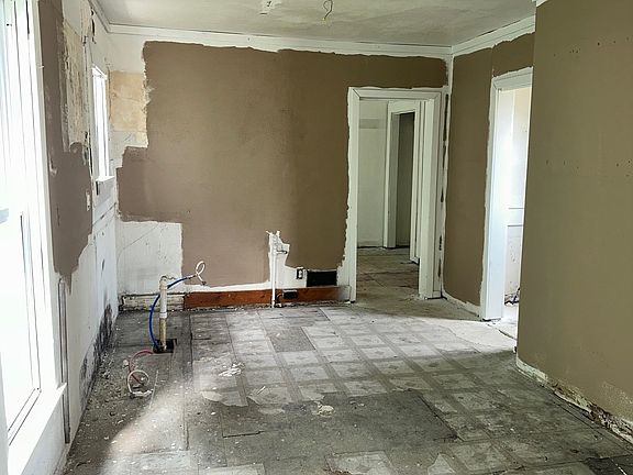 4th image of 104 Linn St