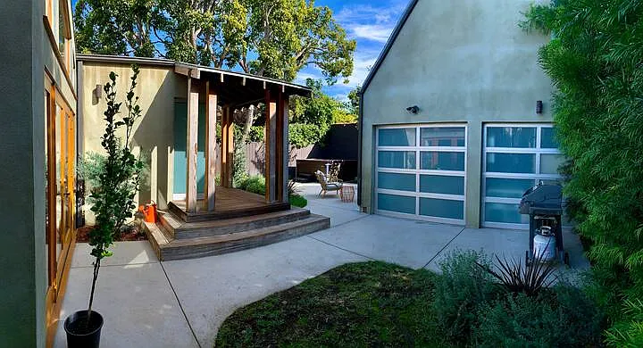 Very private backyard: BBQ, outdoor shower, large seating area under market lights, hot tub
