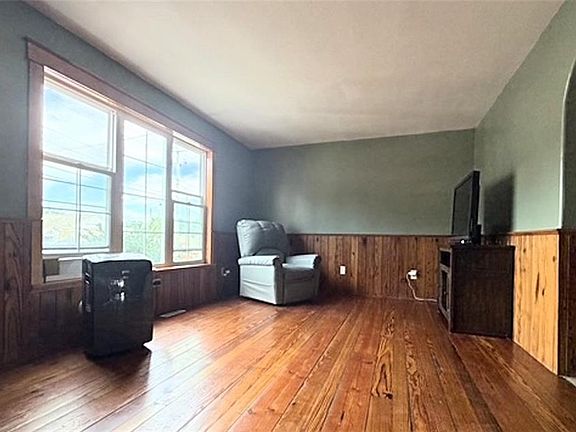 4th image of 1010 Main St