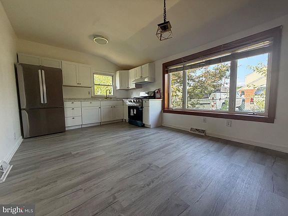 4th image of 121 Edgewood Ave