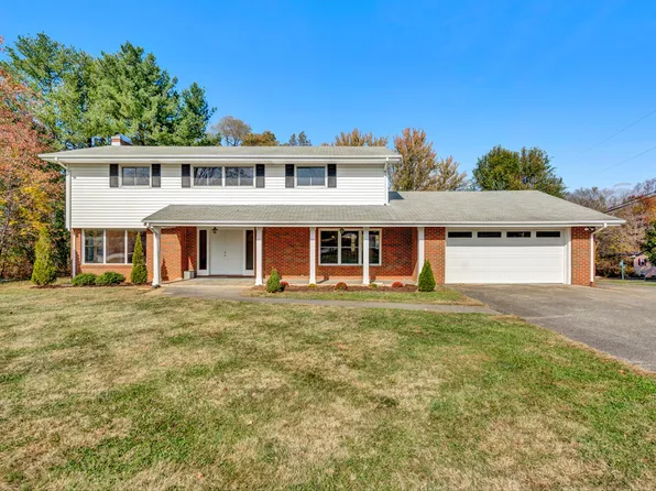 101 Woodmere Dr, Vinton, VA 24179