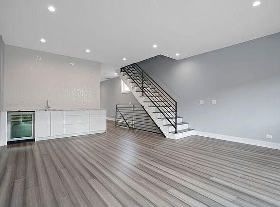2nd image of 1530 W Oakdale Ave #2