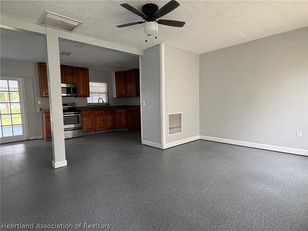 5 bed, 3.0 bath, 1536 sqft, $2,000 — Photo 2