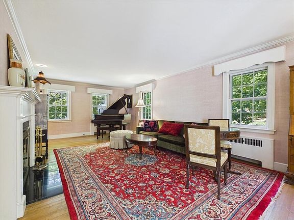 4th image of 390 Marsh St