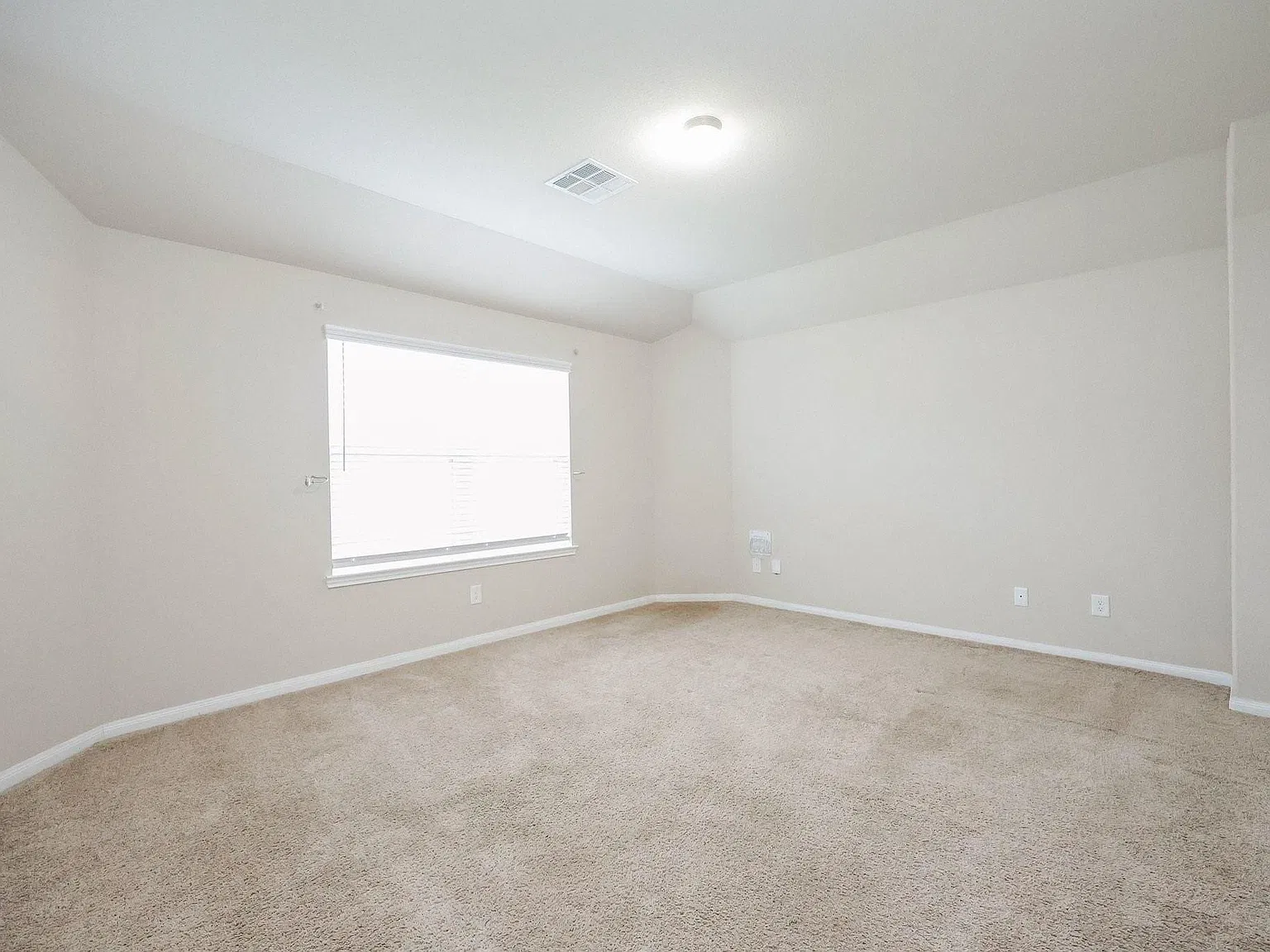 4 bed, 2.5 bath, 1999 sqft, $2,100 — Photo 4