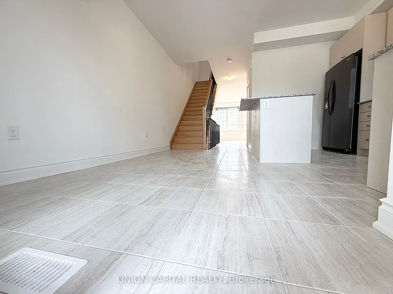 11 Franklin Ave — Photo 21