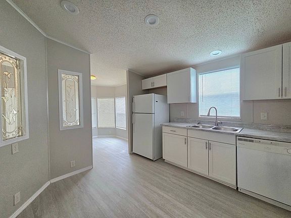 5th image of 2249 Golfview St