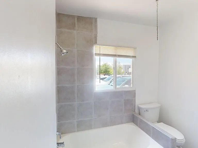 Classic 2 Bedroom Apt w/ Washer / Dryer in Great Downtown Complex! — Photo 52