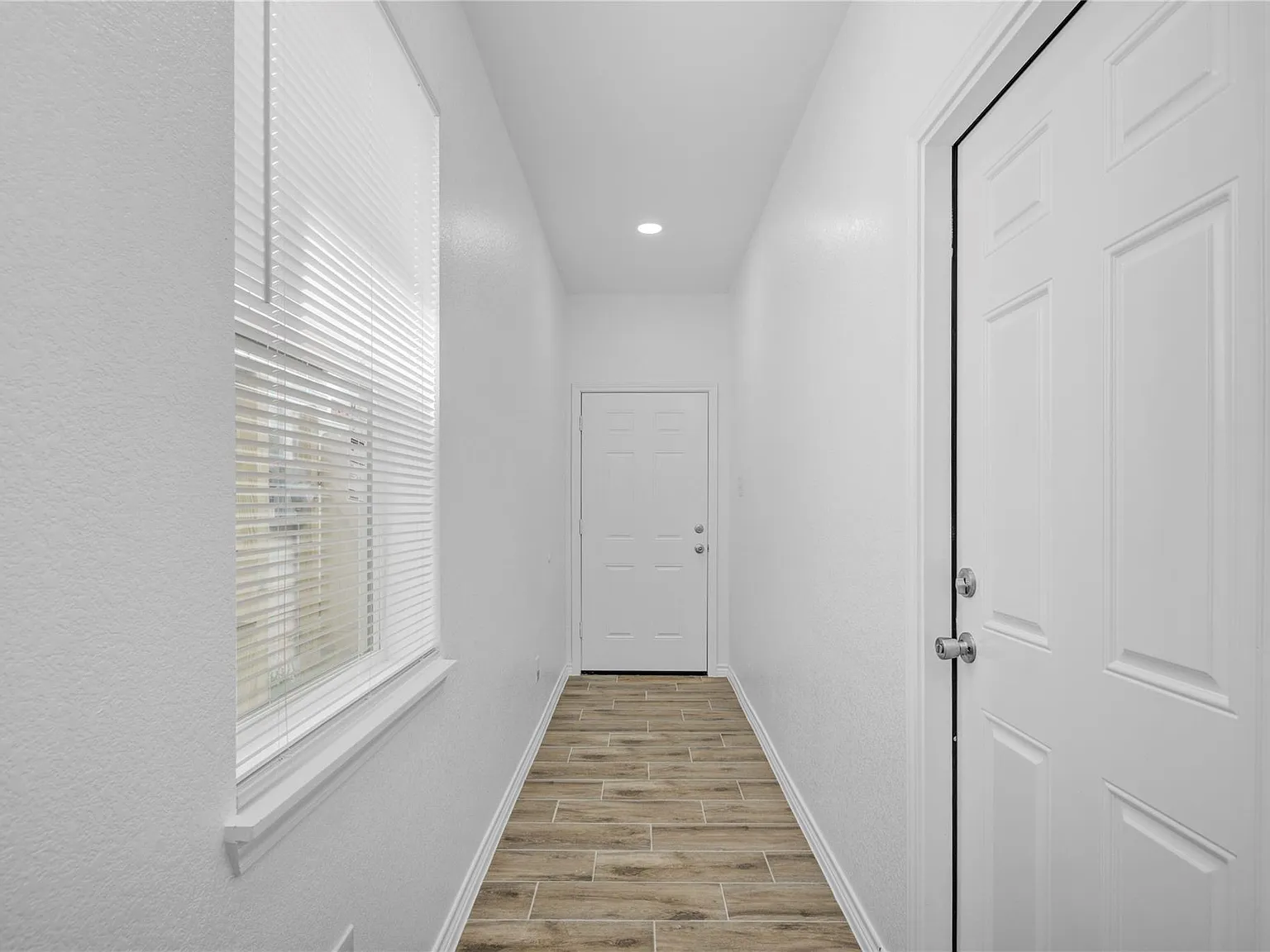 4 bed, 2.5 bath, 2274 sqft, $2,050 — Photo 3