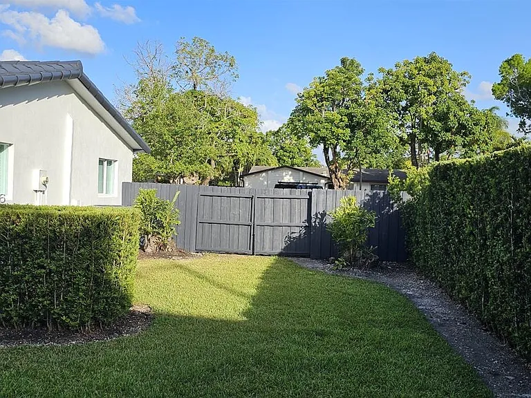 10900 SW 107th Ave — Photo 24