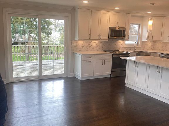 4th image of 43 Edmore Ln S
