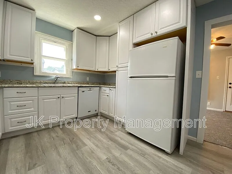 2 bed, 1.0 bath, 1168 sqft, $1,300 — Photo 4